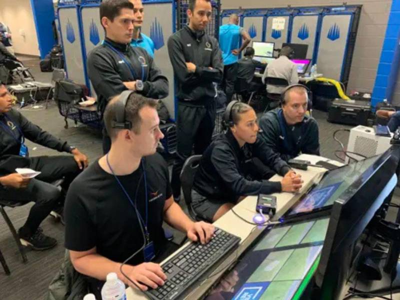 Una de las principales caracterísitcas que tiene el VAR es que cuenta con un equipo de árbitros encargados de revisar cada monitor, cosa que no es así en el FVS.