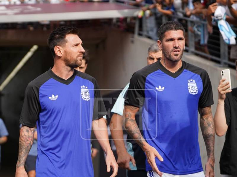 Lionel Messi salió al terreno de las acciones a realizar los trabajos, quien comenzará como suplente.