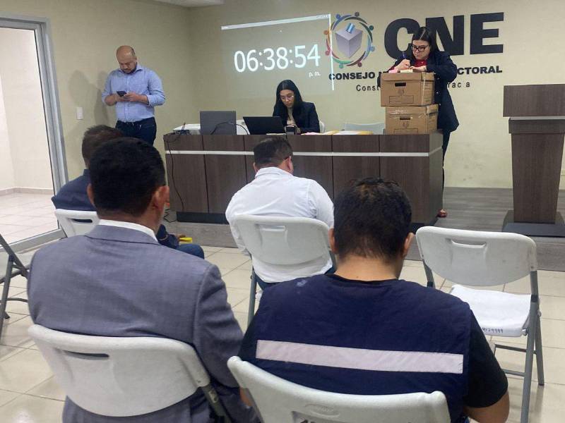 El Consejo Nacional Electoral (CNE) corre contra el tiempo para asegurar el traslado del material electoral.