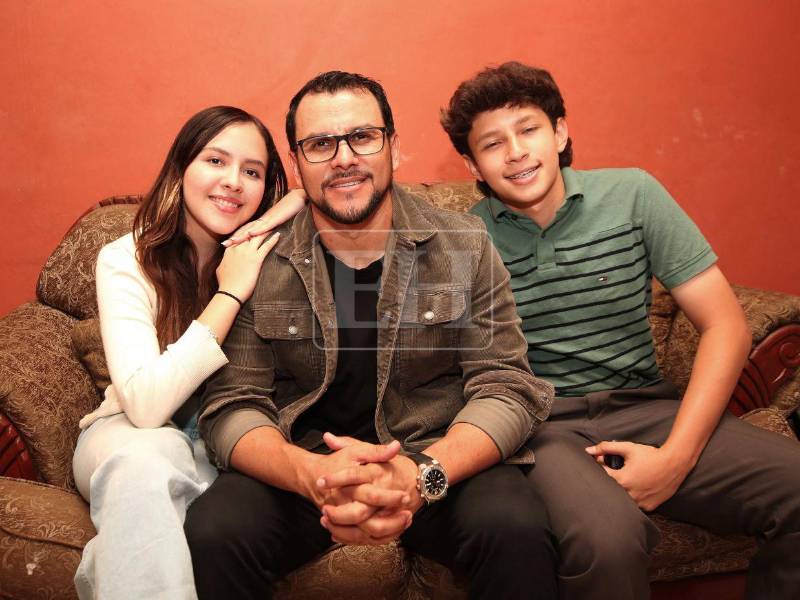 Rubén Matamoros junto a sus hijos Jheyly y Caleb, sobrevientes del accidente.