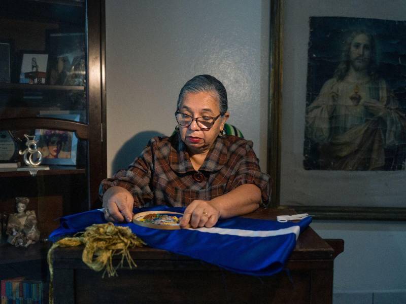 EL HERALDO conoció de primera mano el proceso de elaboración de la banda presidencial que María de los Ángeles Moncada entregará para ser colocada sobre el presidente electo, Nasry Tito Asfura, el próximo 27 de enero.