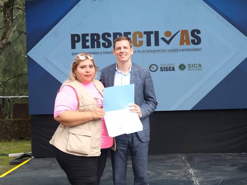 Participantes del diplomado en Políticas y Estrategias para la Reinserción de Población Emigrante Retornada durante el evento de clausura.