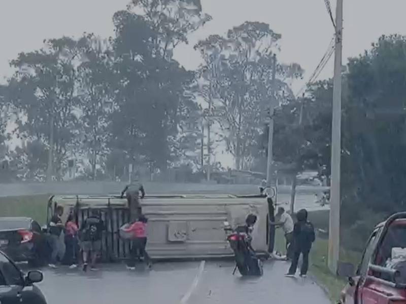 El accidente dejó siete personas heridas y ocurrió cuando se registraban lluvias en la zona.