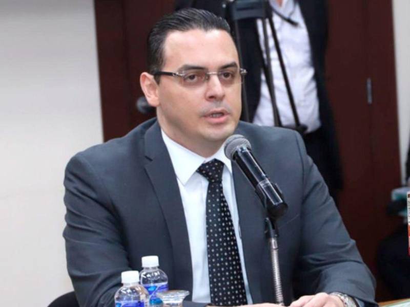 Kelvin Aguirre, ex consejero del CNE, enfatizó que el cumplimiento de la resolución del TJE sobre inscripciones es obligatorio y su incumplimiento constituye un delito.