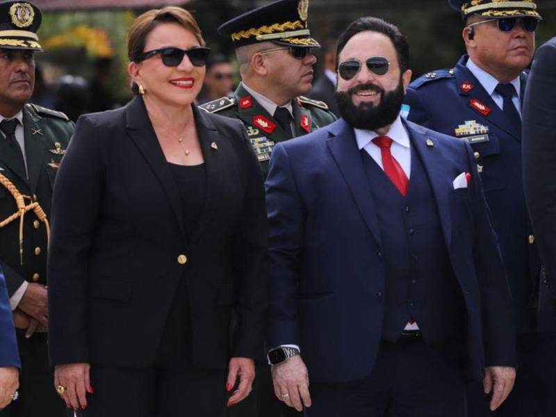 Luis Redondo junto a la presidenta Xiomara Castro durante el Bicentenario del Ejercito de Honduras.