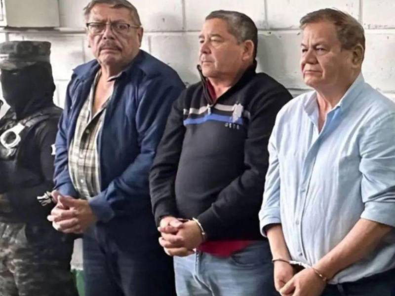 El general Carlos Roberto Puerto Fúnez (centro) seguirá con la medida de arresto domiciliario.