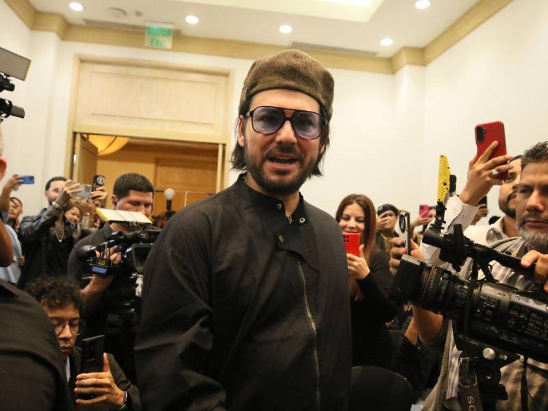 Durante la conversación, el intérprete de Mentira rememoró el impacto que tuvo para él la pérdida de un compañero de banda, y cómo ese momento lo llevó a reinterpretar su propia música: Básicamente, decidí seguir vivo, porque había fallecido un compañero de grupo y fue un golpe fuerte. Era válido que nosotros siguiéramos en este camino, y era a través de la música, dijo.