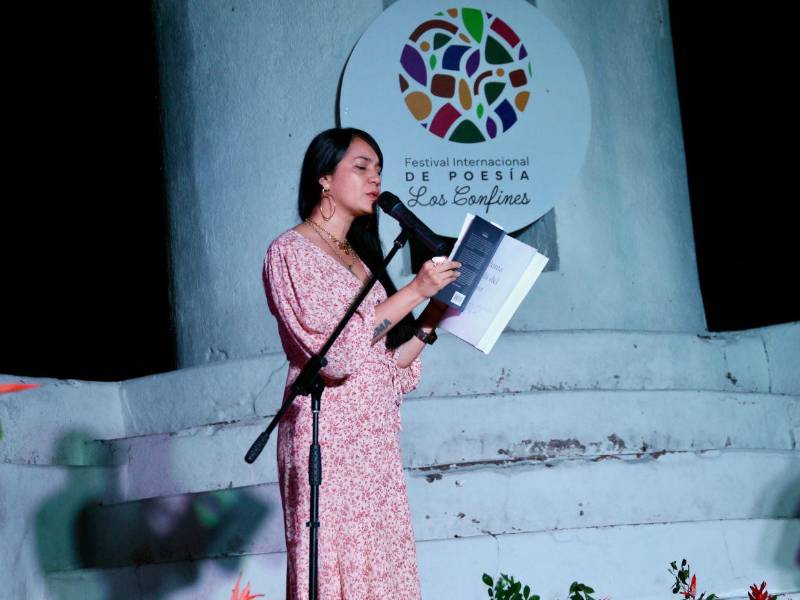 “Sí me ha costado este camino. Primero, porque ser una mujer escritora en este país es muy complejo. Segundo, porque vivimos en una cultura del odio, de la violencia y del silencio. Nos duele este país”, lamentó Oyuela.