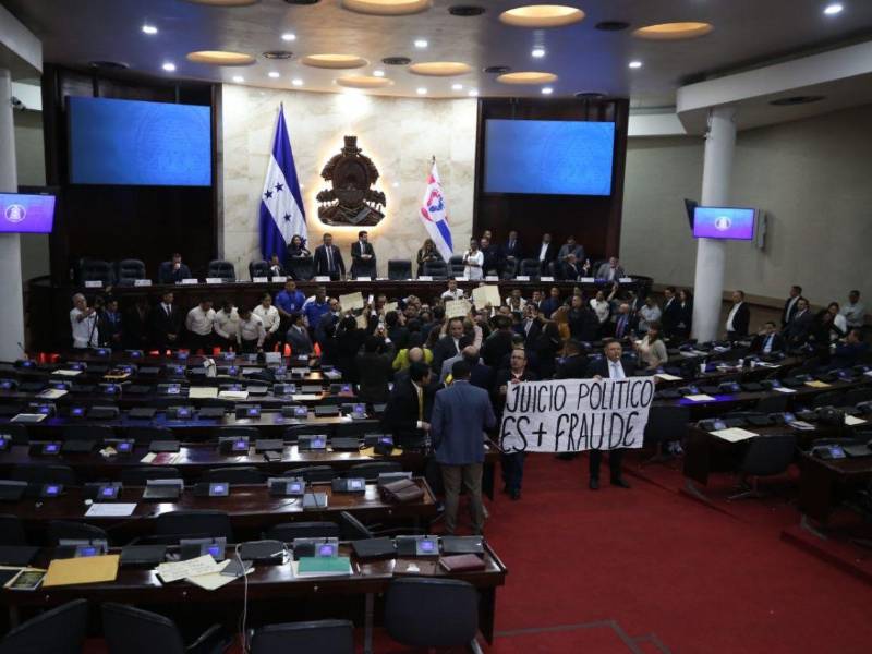 En medio de protestas, CN da luz verde a juicio político contra Johel Zelaya.f