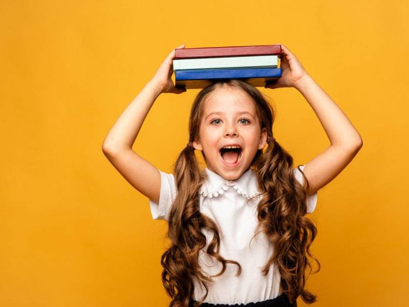 Para los niños, una parte emocionante del inicio de clases es la compra de los nuevos útiles escolares, desde la sensación de novedad hasta el olor de los nuevos cuadernos y lápices. Lleve a sus hijos y, junto con ellos, elija lo que a ellos más les guste, siempre siguiendo los parámetros del listado de útiles que la escuela indique. Esto prepara emocional y mentalmente a su hijo para anhelar el inicio de clases.