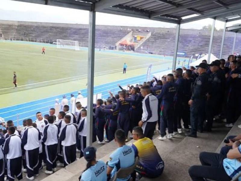 El ministro de seguridad no ha aclarado si está o no obligando a los aspirantes a agentes, cadetes y oficiales a pagar para financiar al Policía FC.