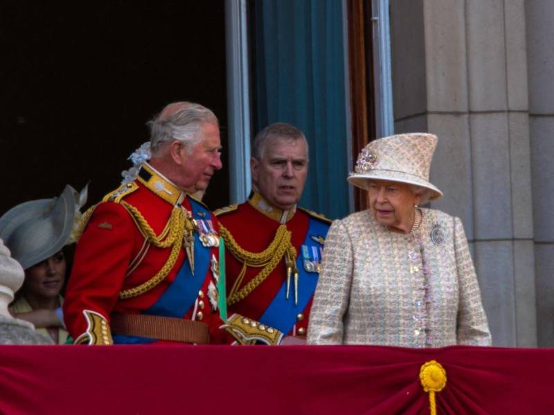 En las últimas semanas, Andrés recibió presiones para abandonar Royal Lodge, una mansión de 30 habitaciones que fue la residencia de la fallecida reina madre, Isabel, al salir a la luz que llevaba más de veinte años viviendo allí pero sin pagar alquiler, mientras seguían saliendo a la luz más detalles sobre sus vínculos con Epstein.