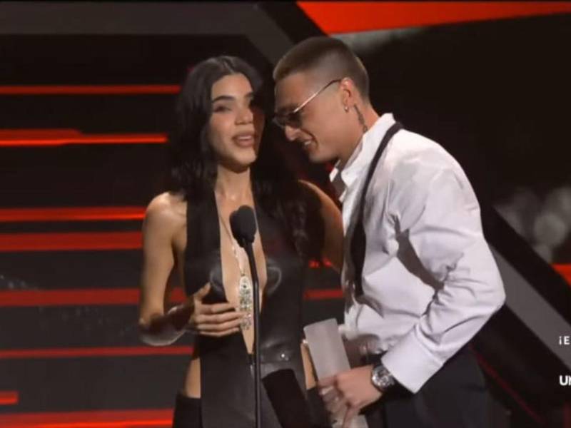 ¿Exceso de cariño? Peso Pluma y Kenia Os llevan su romance al escenario de Latin Billboard 2025
