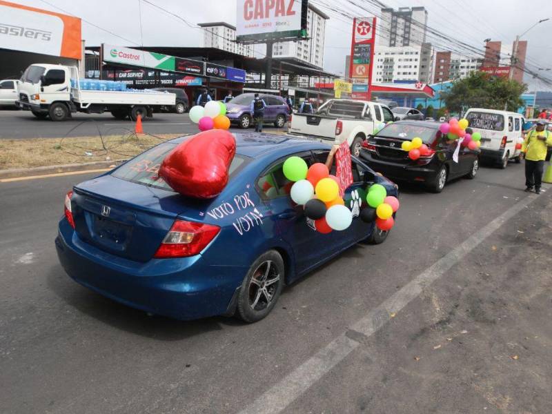 En el octavo día de movilización, simpatizantes del alcalde del Distrito Central y candidato de Libertad y Refundación (Libre), Jorge Aldana, realizaron una caravana de vehículos acompañados de sus mascotas para respaldar la exigencia de un escrutinio especial de los resultados electorales en la capital.