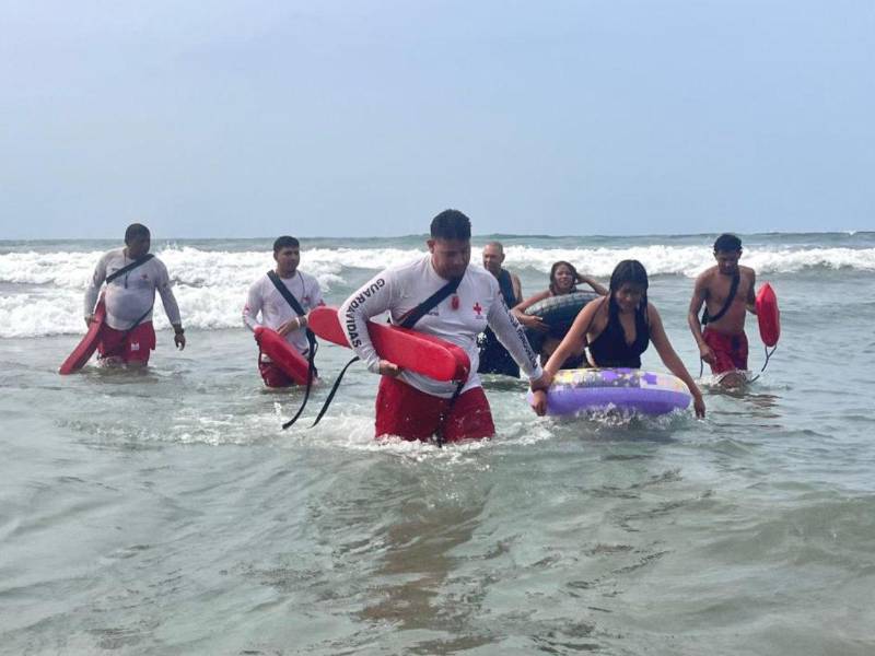 Solo el jueves de Semana Santa, Kevin Omar Erazo y otro compañero realizaron 26 rescates de personas que se introdujeron a mar a pesar del mal tiempo.