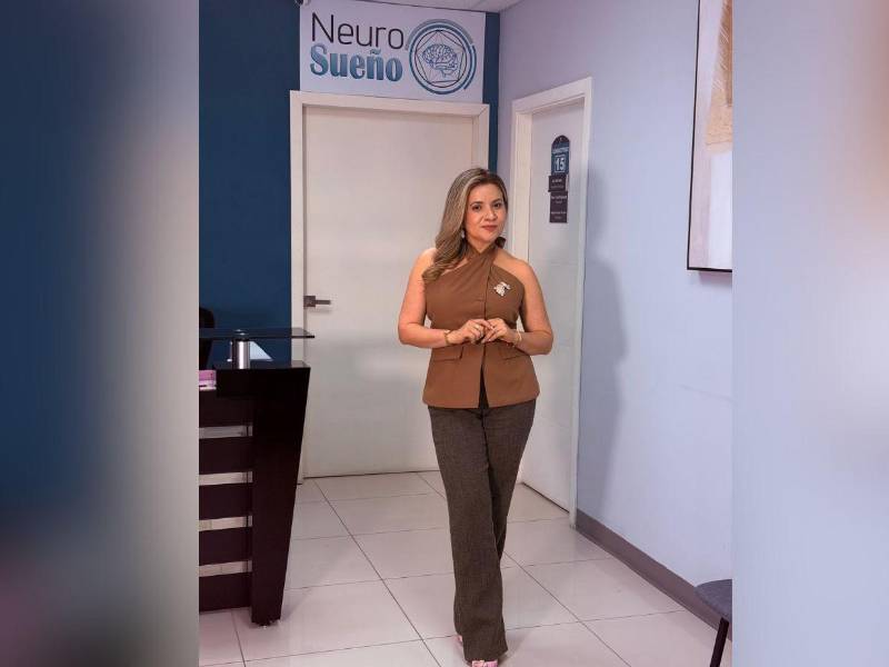 La Dra. Nancy Villatoro, especialista en Neurología y Neurociencias y subespecialista en Medicina del Sueño, advierte que no dormir bien puede afectar el desempeño laboral, dificultar el aprendizaje de los estudiantes e incluso elevar el riesgo de accidentes de tránsito o laborales