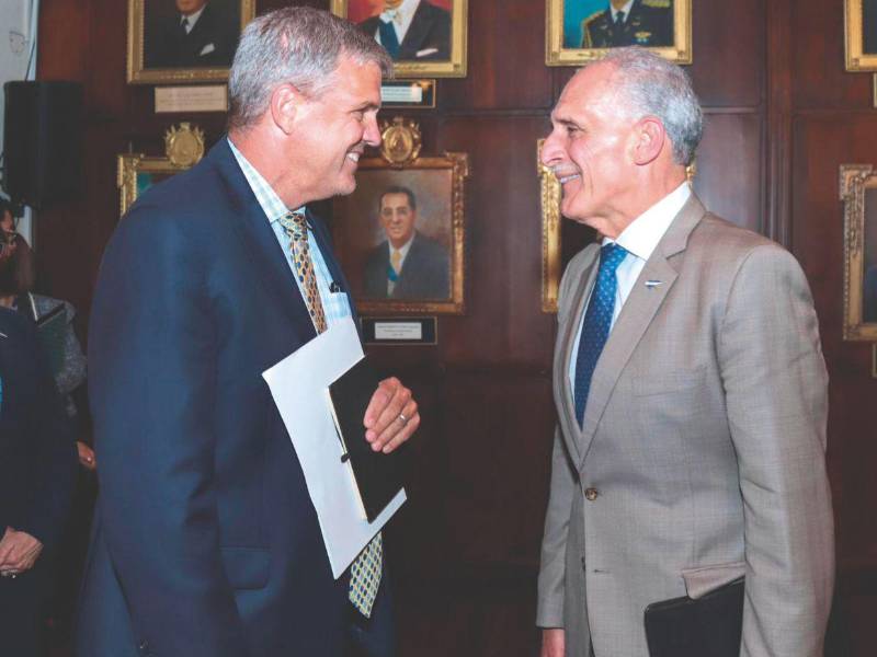 El presidente Nasry Asfura se reunió con Thomas R. Hardy, subdirector y director de Operaciones de la USTDA, para abordar proyectos de inversión en Honduras.
