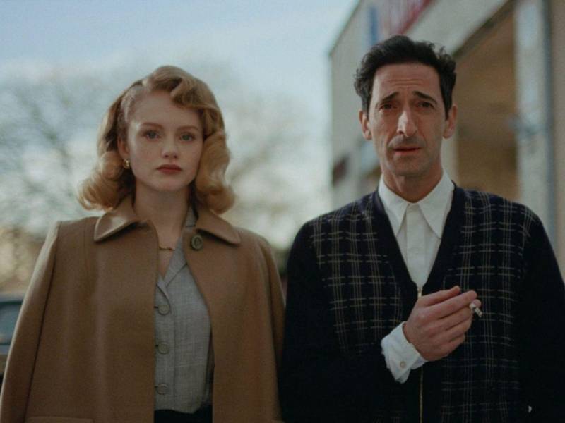 Emma Laird con el ganador del Oscar Adrien Brody en The Brutalist.
