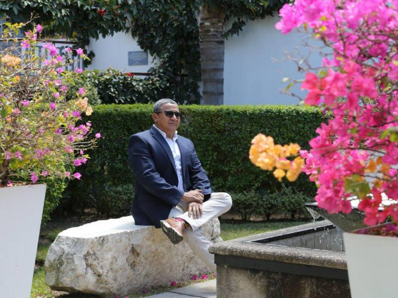 Carlos Hernández es sobreviviente de cáncer. Dieciocho meses después de su diagnóstico y tratamiento, los médicos le dijeron: Estás bien. Revela que enfrentó la enfermedad de manera muy privada.