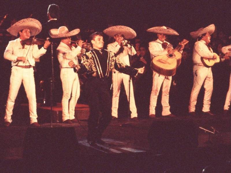 Fotograma cedido por Sony Music que muestra al cantante Juan Gabriel durante una escena de la película 'Juan Gabriel, Mi Primer Bellas Artes', que se estrena hoy.
