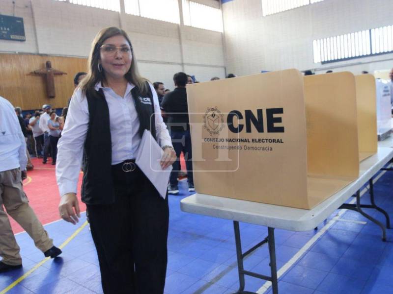 Ana Paola Hall confirmó que el oficialismo trató de detenerla junto a Cossette López.