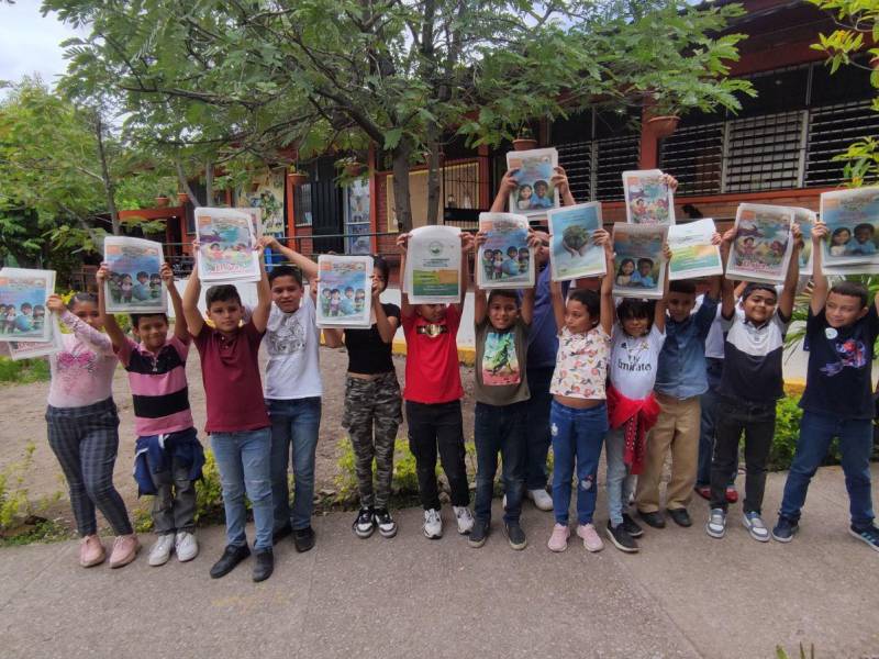 Héroes ambientales del Centro de Educación Básica Centro América Este, reciben material didáctico.