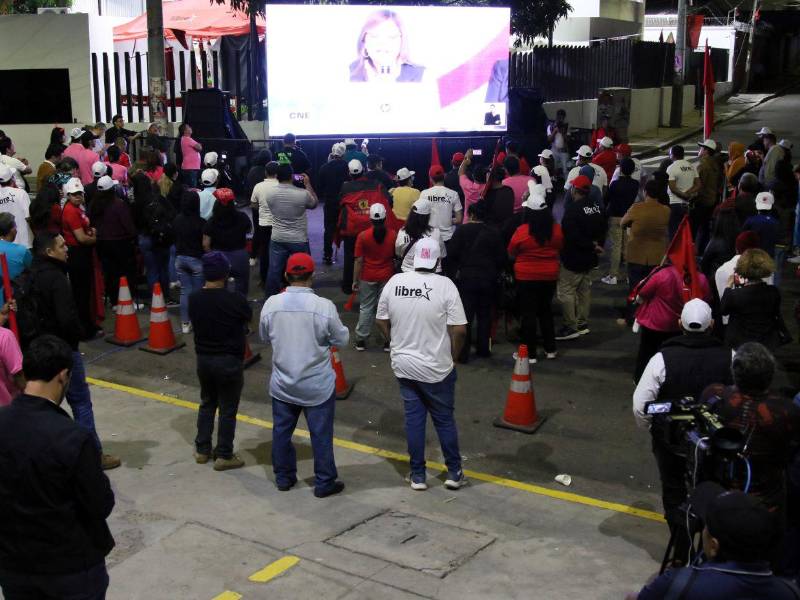 La militancia de Libertad y Refundación (Libre) dio sus últimos vivas la noche del lunes, mientras escuchaban el discurso de su candidata Rixi Moncada.