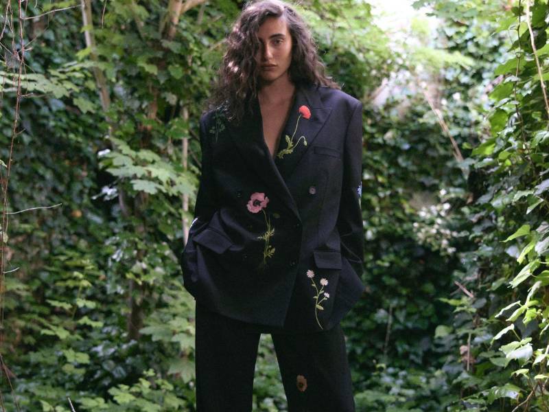 Las flores llegan más ricas y melancólicas que nunca, en brocados y jacquard.