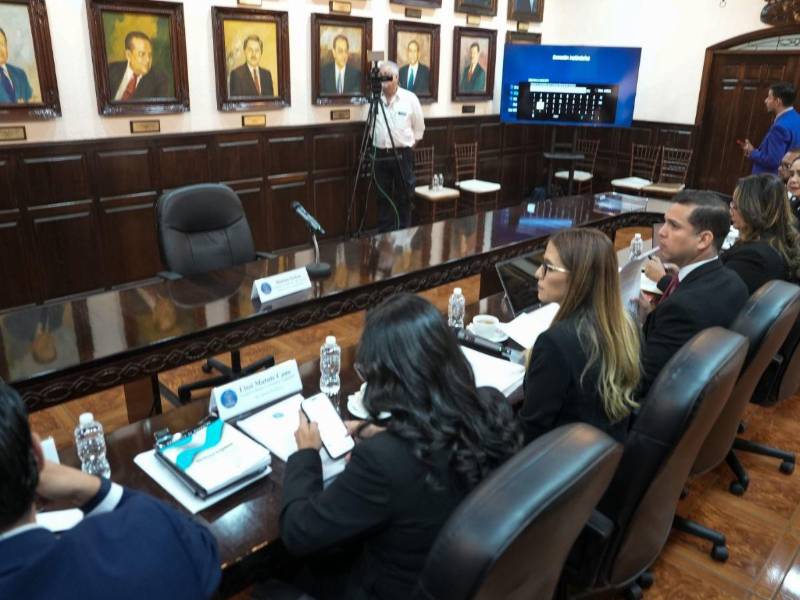 Tres de los funcionarios citados a juicio político presentaron un recurso de amparo ante la CSJ.