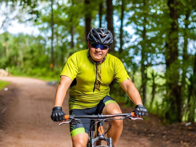 No todo es trabajo... Hernández siente una pasión profunda por el ciclismo. Sus bicicletas se han convertido en su refugio frente al dolor, la angustia, la ansiedad y el temor. Para él, subir a la bicicleta le brinda un alivio único, un instante de paz.