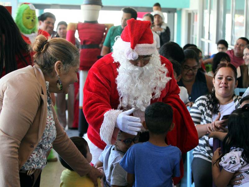 Santa Claus se encuentra con los más pequeños a quienes abrazó con alegría jovial para luego darles sus obsequios.