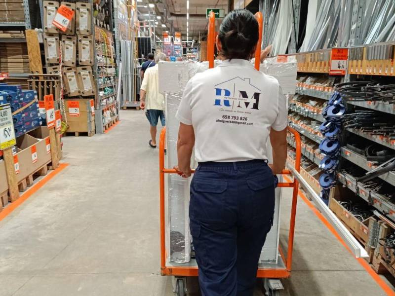 Parte de las responsabilidades de Iveth, aparte del área administrativa, es gestionar los materiales utilizados en las reformas.