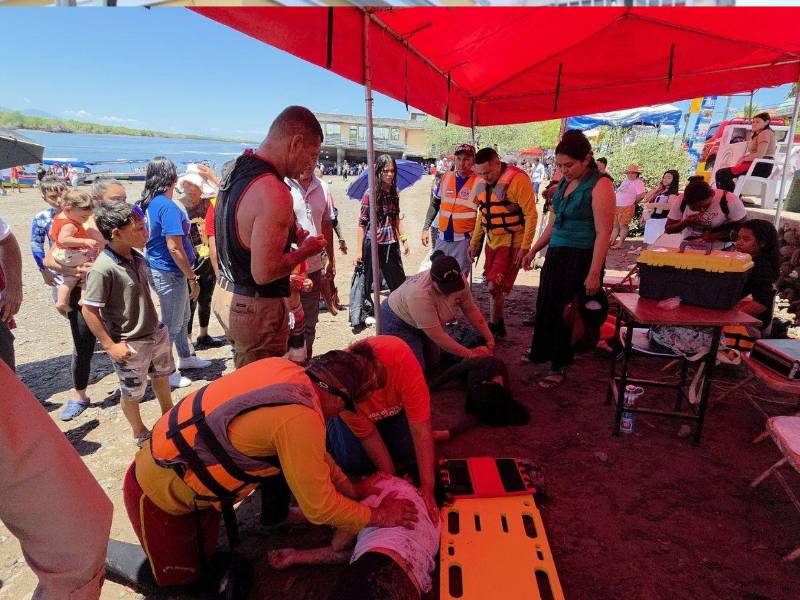 El Cuerpo de Bomberos de Honduras logró salvar a la menores y entregarlas a los parientes.