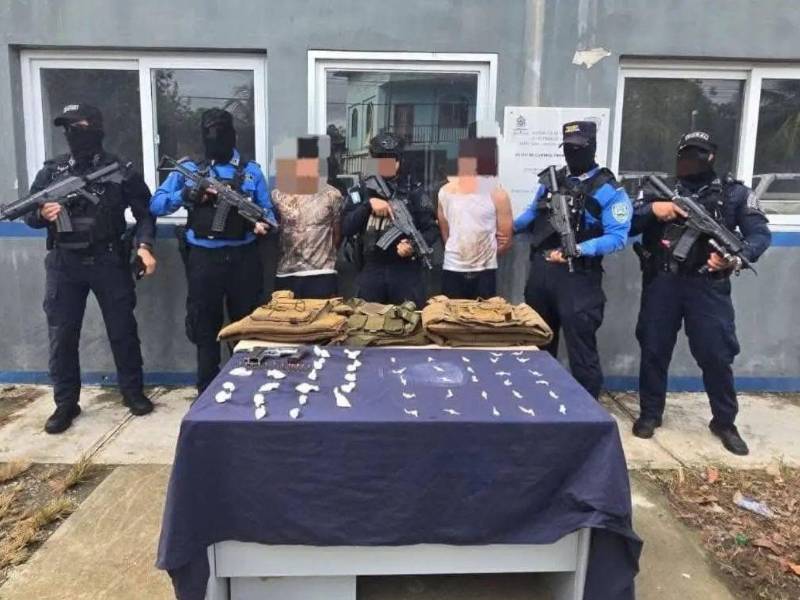 Los chalecos podrías ser de los agentes de Dirección Policial Anti Maras y Pandillas Contra el Crimen Organizado asesinados.