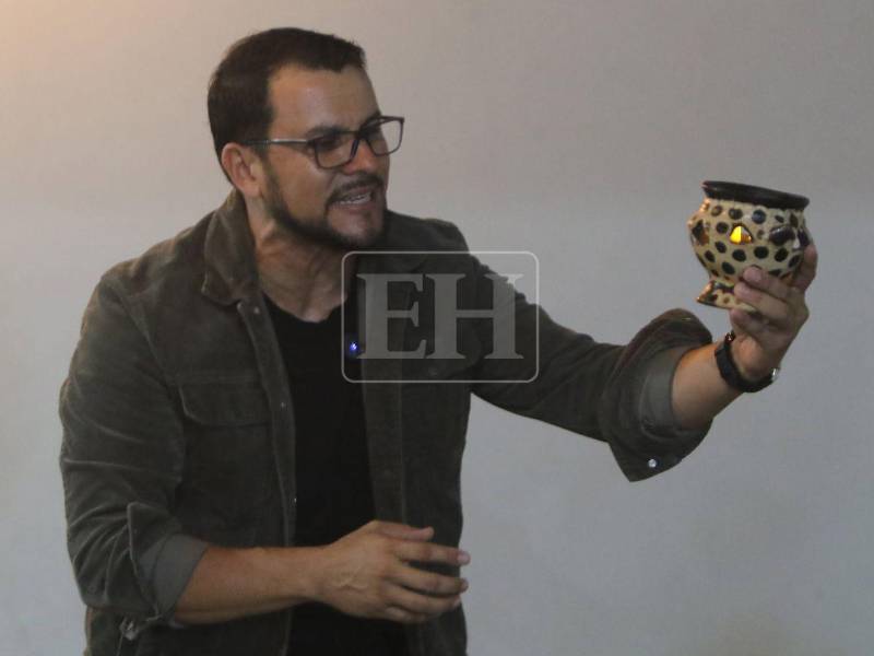 Rubén Matamoros se dirige a los fieles presentes en el patio de su casa mientras sostiene una vasija con la que relata su proceso de restauración.