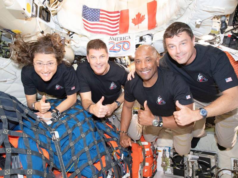 Espacio. Los integrantes de la tripulación de la misión Artemis II, los astronautas de la NASA, la especialista de misión Christina Koch, el piloto Victor Glover, el comandante Reid Wiseman, y el astronauta de la Agencia Espacial Canadiense (CSA), el especialista de misión Jeremy Hansen, regresarán hoy a la Tierra, tras un histórico sobrevuelo lunar de diez días.