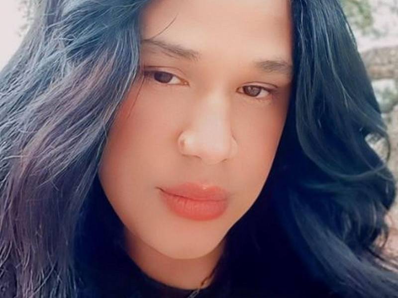 La mujer hondureña asesinada en Figueres, Girona, fue identificada de manera preliminar por personas cercanas como Kimberli Durán García, integrante de la comunidad LGTBQ+, mientras las autoridades continúan con el proceso oficial de confirmación de identidad. Su muerte causa conmoción entre hondureños en España.