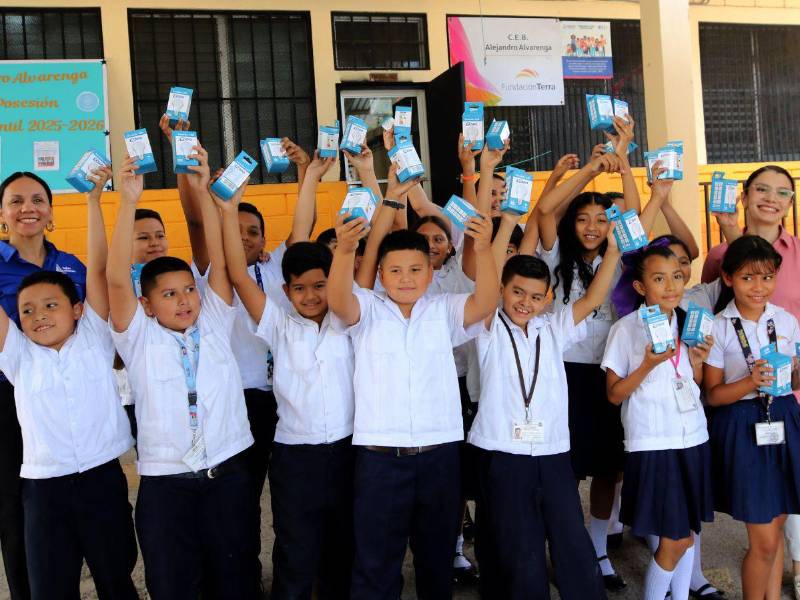 Los estudiantes del CEB Alejandro Alvarenga, conocen y ponen en práctica el ahorro de energía.