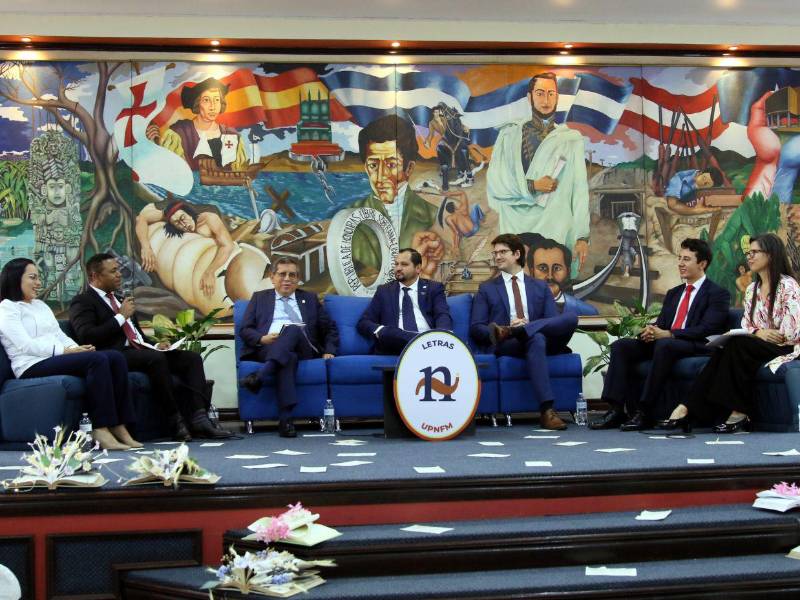 “Tuani”, “muchá”, “tigre”, “coro”, “cachai”, “pura vida”, “chivo”, fueron algunos de los modismos que le dieron sentido al conversatorio en el que se resaltó la calidez del español a la hora de comunicarse.