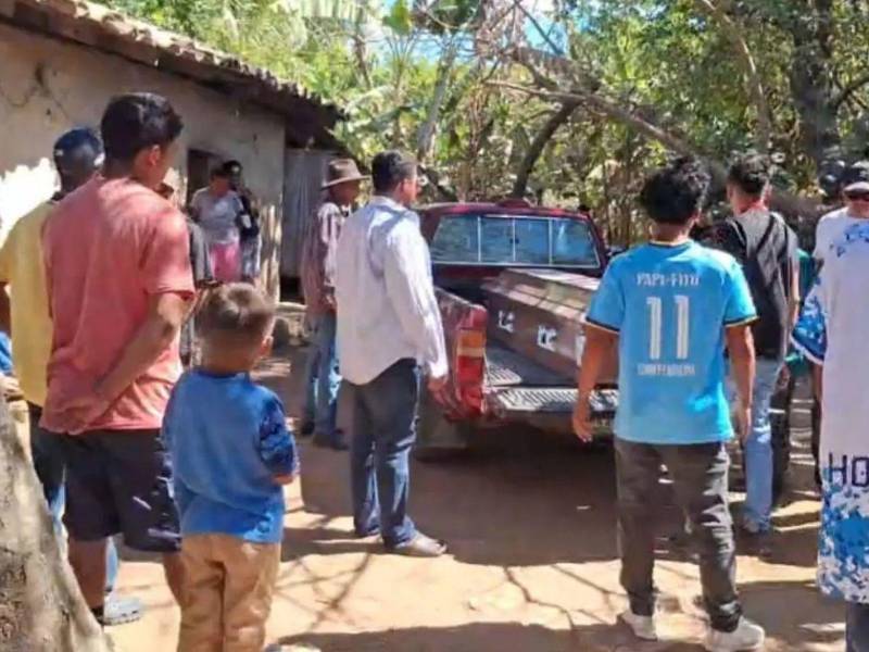 Un hombre murió y otro permanece hospitalizado tras ser atacados por un enjambre de abejas en un cementerio de Namasigüe, Choluteca.