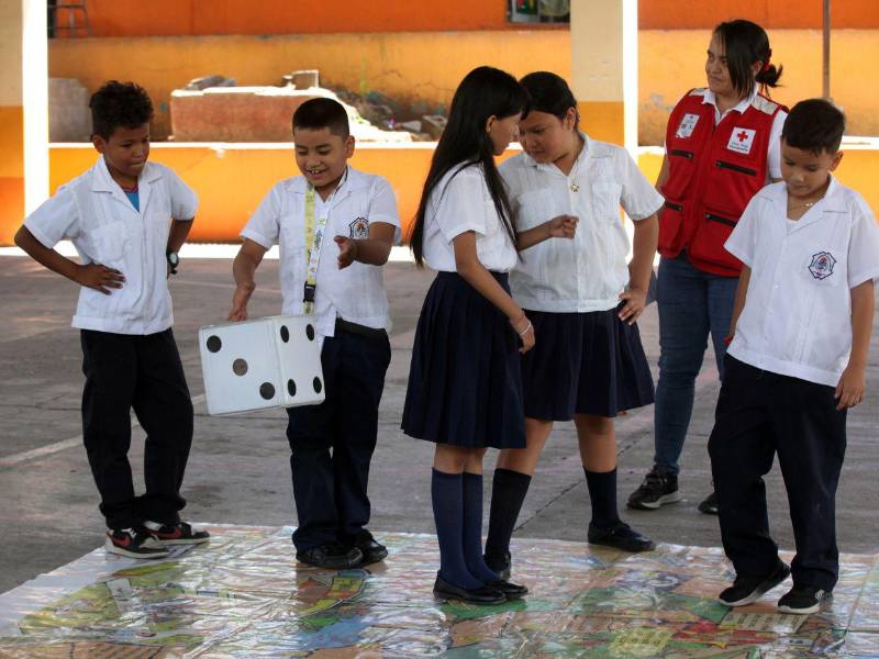 El enorme dado fue uno de los principales focos de atención para los niños y niñas durante la charla sobre Gestión de Riesgos que impartió Cruz Roja Hondureña.