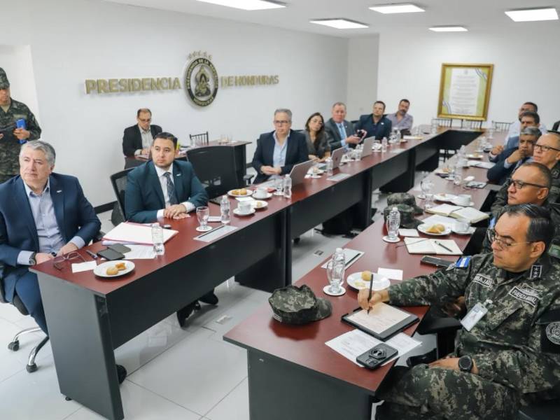 Más de 990 mil vehículos sin placas: Honduras anuncia sistema de identificación con chip.