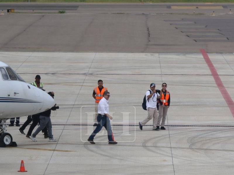 La aeronave que trasladaba al expresidente Juan Orlando Hernández aterrizó este domingo en el Aeropuerto Internacional Palmerola, donde era esperado por su esposa Ana García, sus hijos Isabella, Daniela y Juan Orlando Hernández, además de su madre, doña Elvira, y otros familiares.