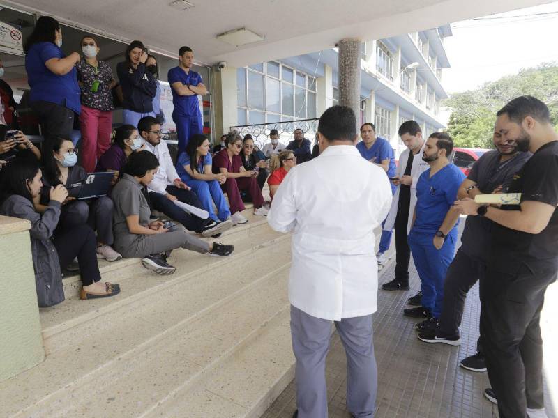 Ante la falta de pago del salario-beca los médicos residentes realizan medidas de presión.