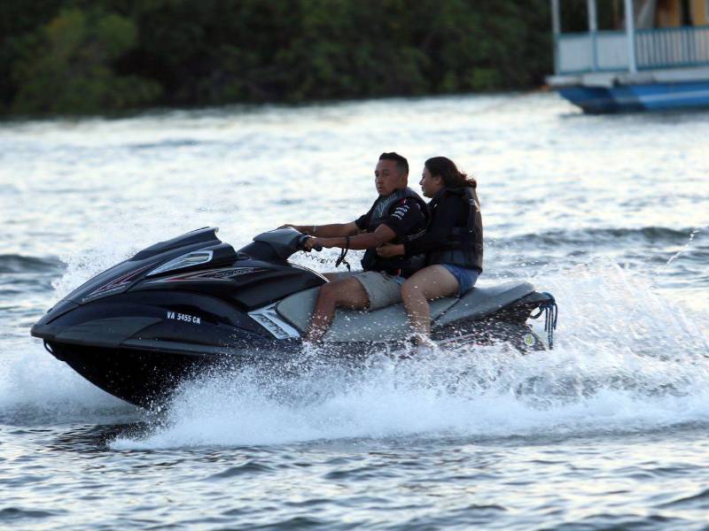 A los veraneantes les gusta disfrutar del agua y muchos llevan hasta sus motos acuáticas.