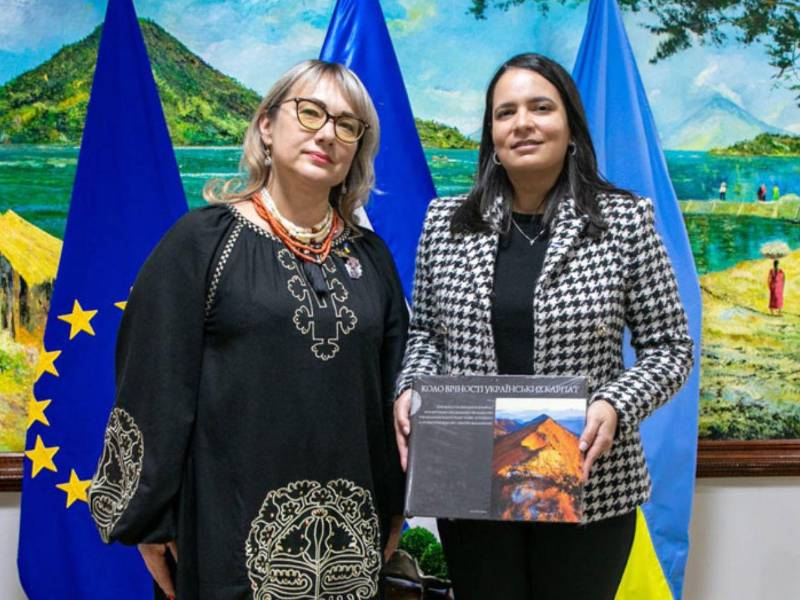 La subsecretaria de Política Exterior, Pamela Handal (derecha), recibe de manos de la embajadora de Ucrania, Iryna Kostiuk, un libro que resalta los lazos culturales entre ambas naciones, tras una reunión estratégica para potenciar el comercio y la educación.