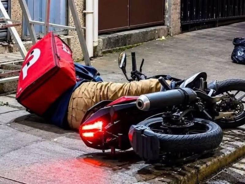 El cadáver de la víctima quedó tendido sobre la acera peatonal, con su mochila en la espalda y cerca de su motocicleta aún encendida.