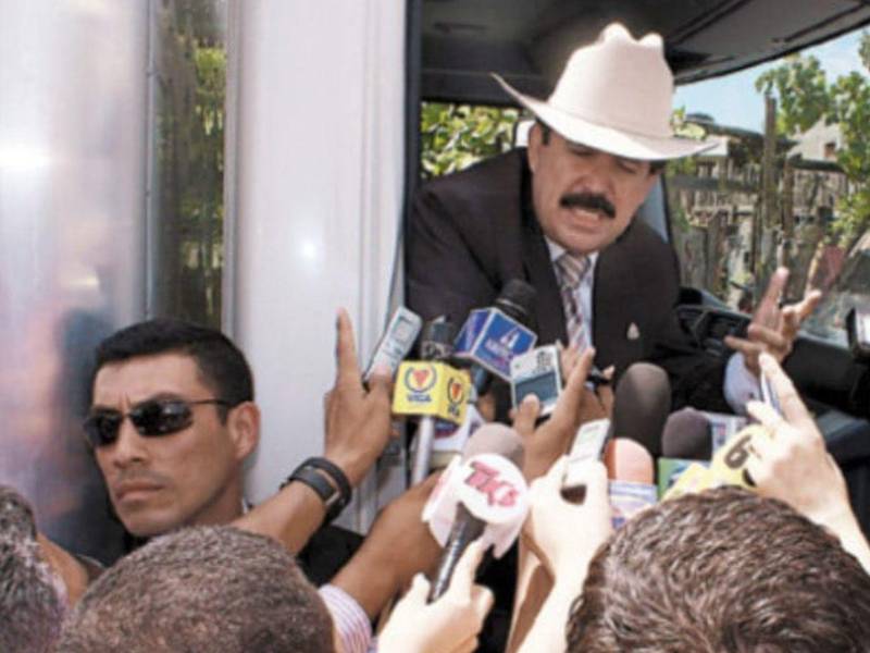 Alan Barahona Rosales (de lentes negros), era el edecán de Manuel Zelaya Rosales cuando éste asalto las instalaciones de la Fuerza Aérea en su intento de imponer por la fuerza la cuarta urna en junio de 2009.