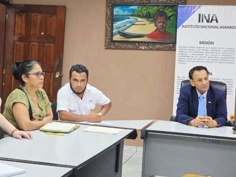 El ministro-director del Instituto Nacional Agrario (INA), se reunió con representantes de organizaciones campesinas y le presentaron los avances de los proyectos que se ejecutan.