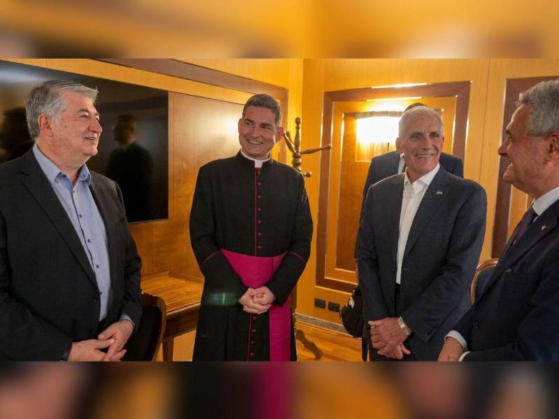 El mandatario fue recibido por Bruno Pasquino, jefe de Protocolo del Ministerio de Relaciones Exteriores de Italia, y por monseñor Javier Domingo Fernández González, jefe de Protocolo de la Secretaría de Estado de la Santa Sede.
